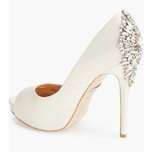 Absolutely Beautiful Badgley Mischka Collection size 7